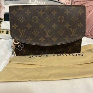 Authentic Louis Vuitton Brown Monogram clutch.